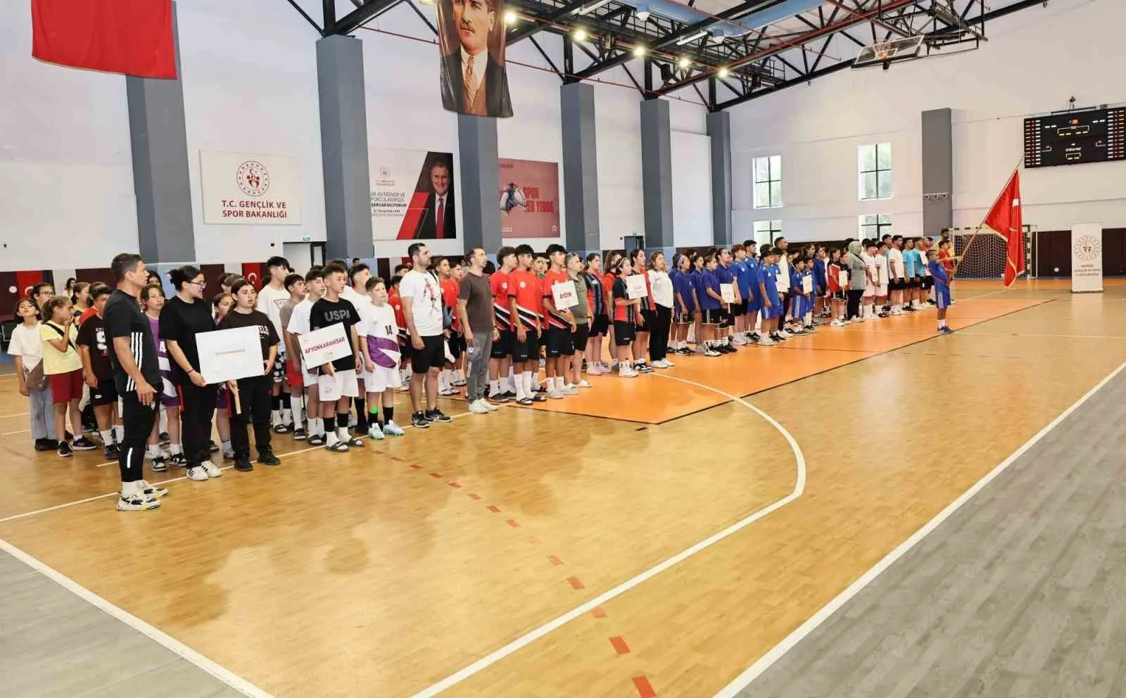 Salihli yeşil sahalarında ANALİG rüzgarı: Geleceğin yıldızları sahne aldı