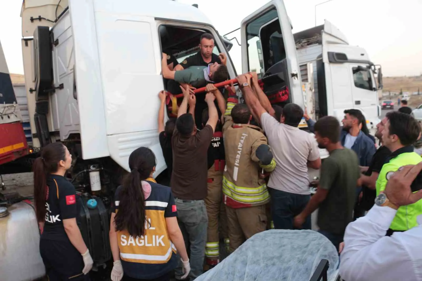 Cizre’de tırların çarpıştığı feci kaza: İki sürücü hastanelik oldu