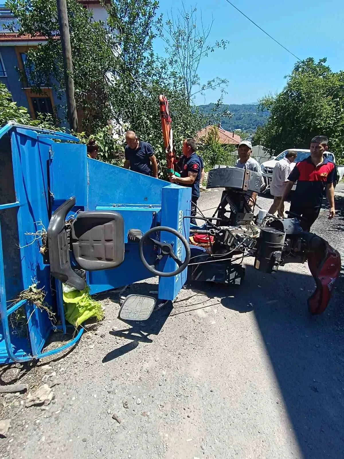 Fındık bahçesi yolunda korkutan kaza: Tarım aracı devrildi