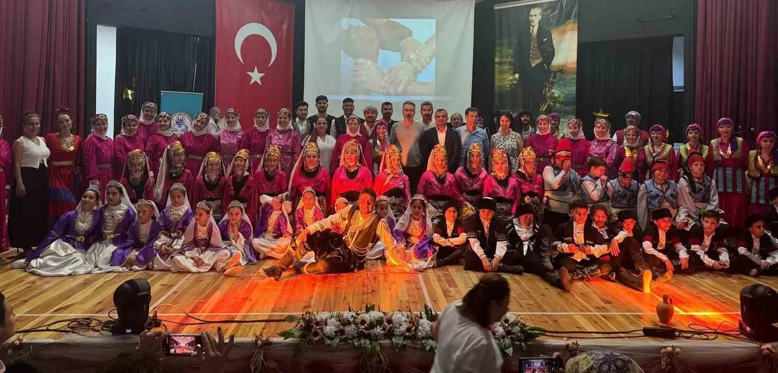 Buca’da sanat rüzgarı: Anadolu’nun kadim hikayeleri sahnede hayat buldu