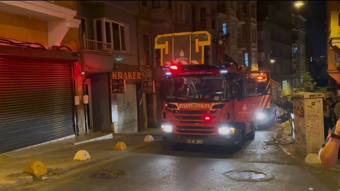 Beyoğlu'nda gece yarısı korkutan çöküş: Beş katlı binada tahliye kararı