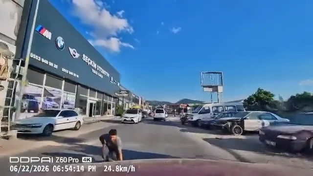 Bursa'da yürekleri ağza getiren dikkatsizlik: Düşürdüğü eşya için trafiği birbirine kattı