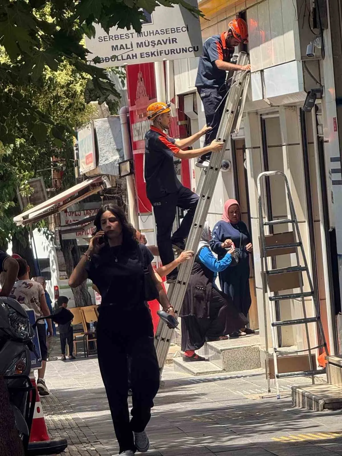 Reklam panosunda mahsur kalan minik cana AFAD eli uzandı