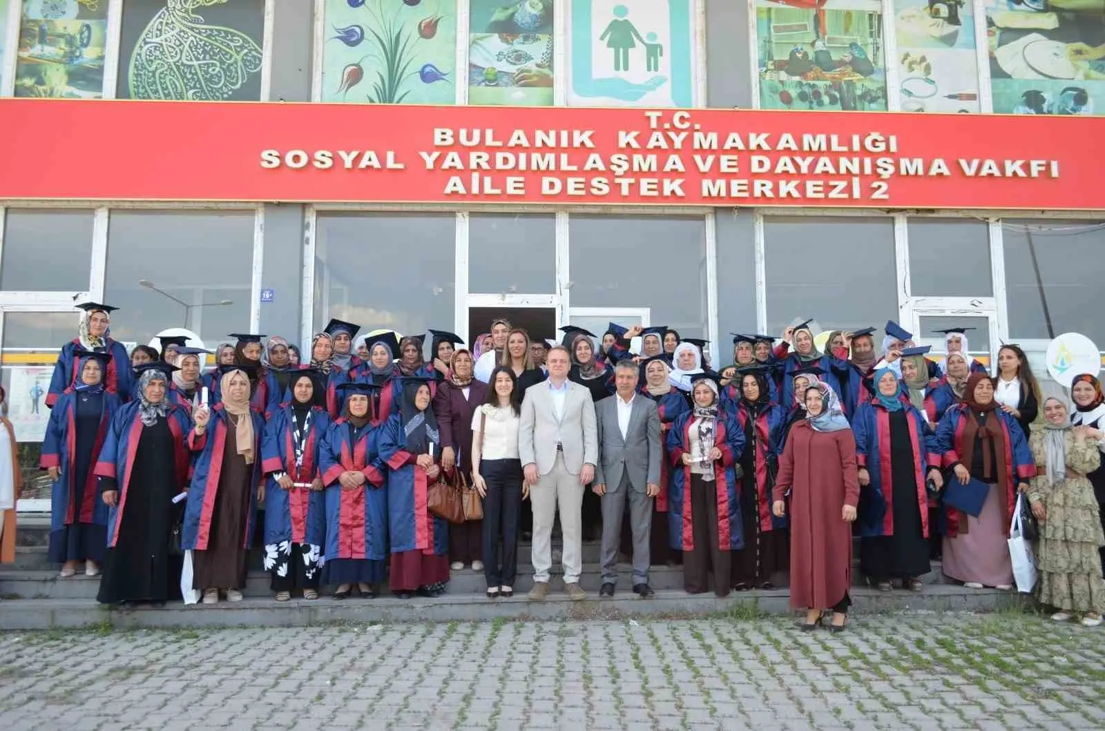 Bulanık’ta geç gelen bahar: 50 kadın kep fırlatarak okuryazarlığa adım attı