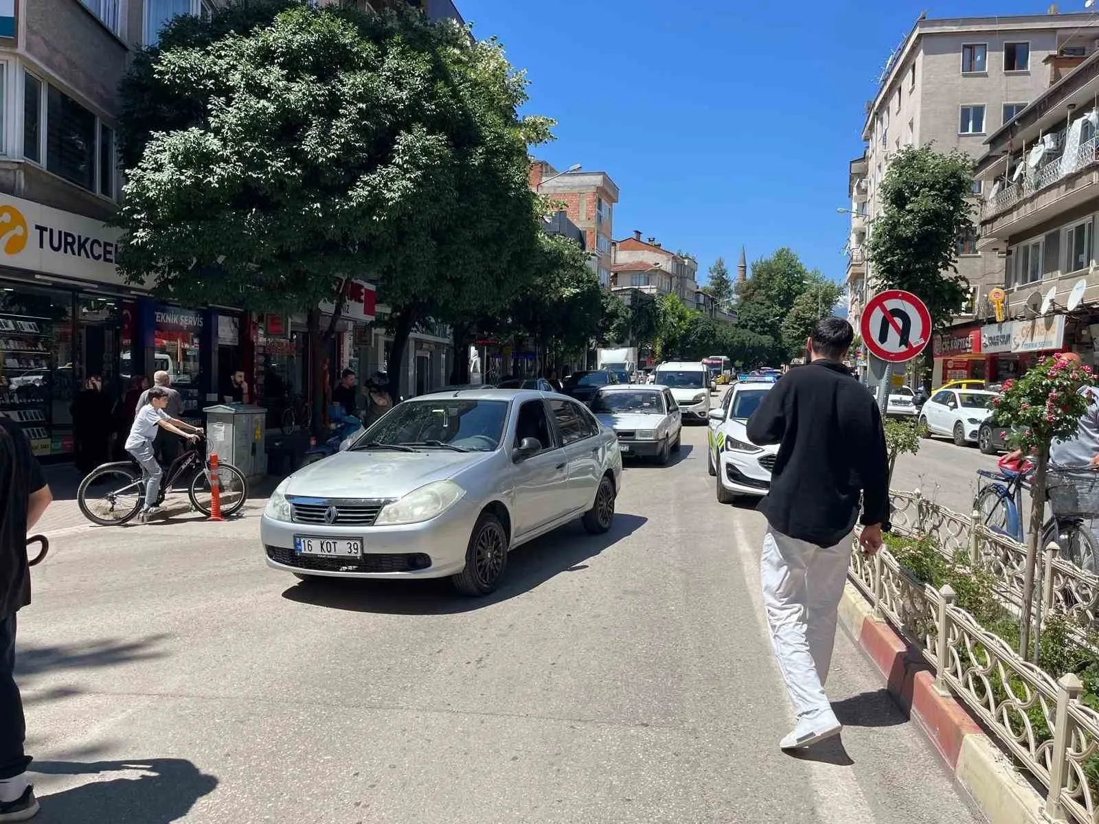 İnegöl'de sabah saatlerinde korkutan kaza: Yolun karşısına geçmek isteyen iki kardeşe otomobil çarptı