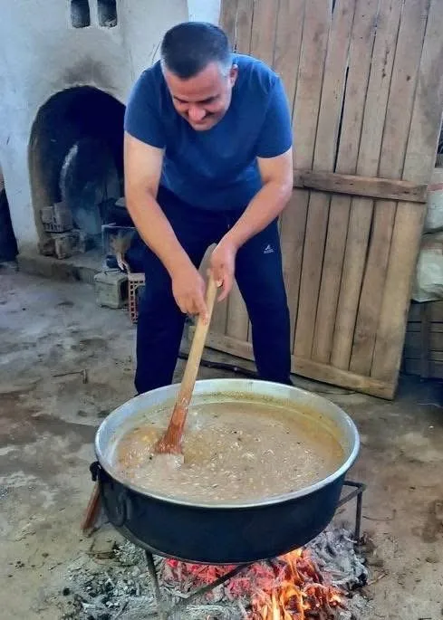 Sarıgöl’de aşure bereketi sokaklara taştı: Paylaşmanın huzuru yaşanıyor