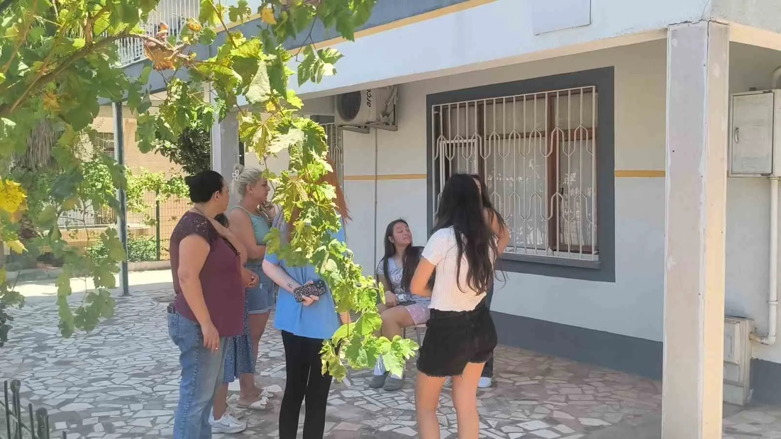 Antalya’da korku dolu anlar: Alevlerin arasından kurtulan kızına böyle sarıldı