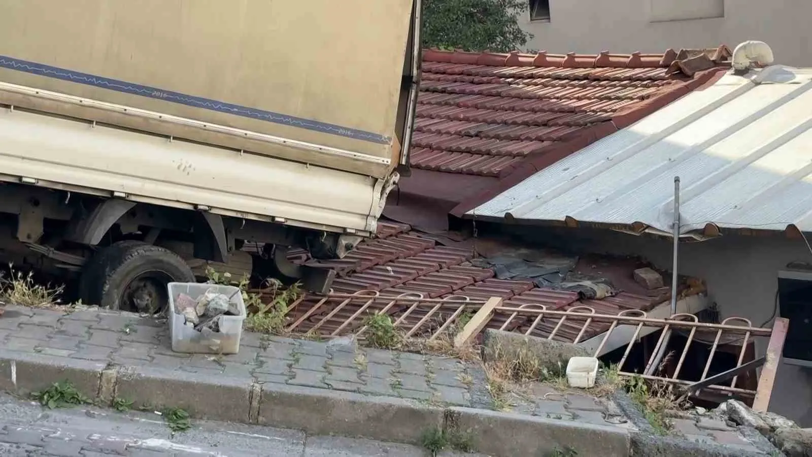 Kağıthane’de korkutan kaza: Yokuşta kayan kamyonet evin çatısına uçtu