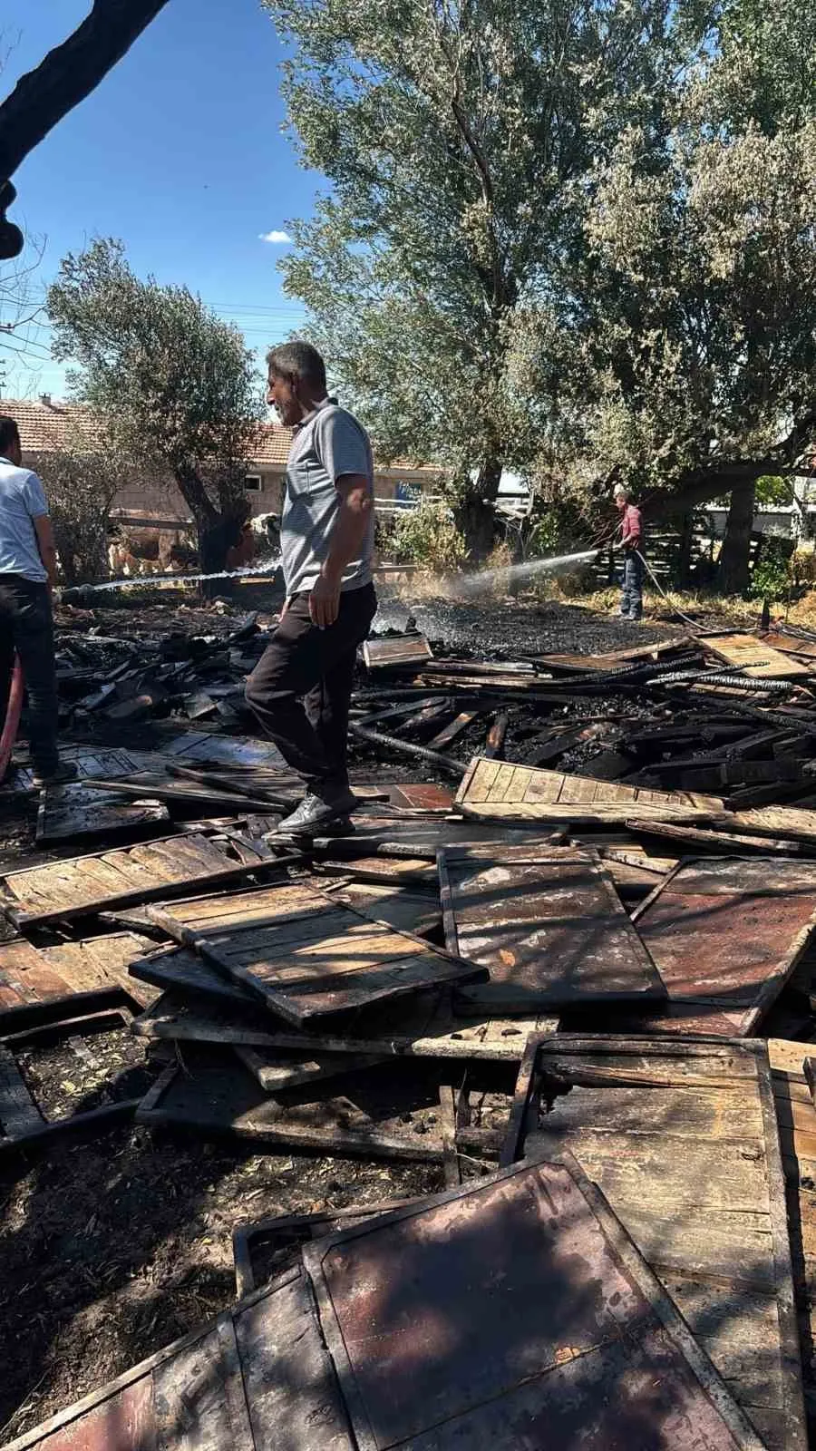 Eşmekaya’da korkutan yangın: Bahçeden sıçrayan alevler evi küle çevirdi