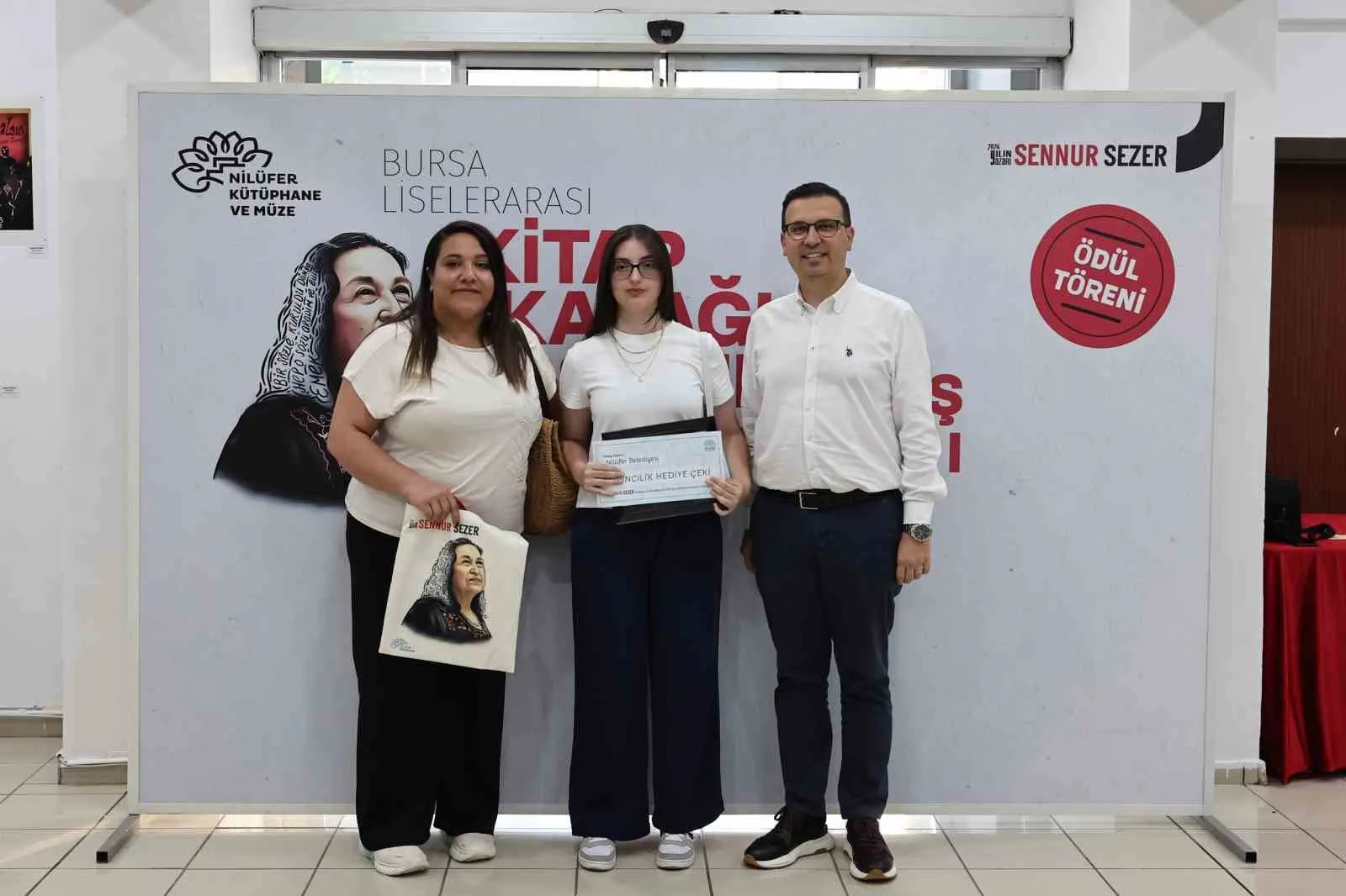 Genç yetenekler Sennur Sezer için kalemlerini konuşturdu: Kitap kapağı tasarımında zirve belli oldu