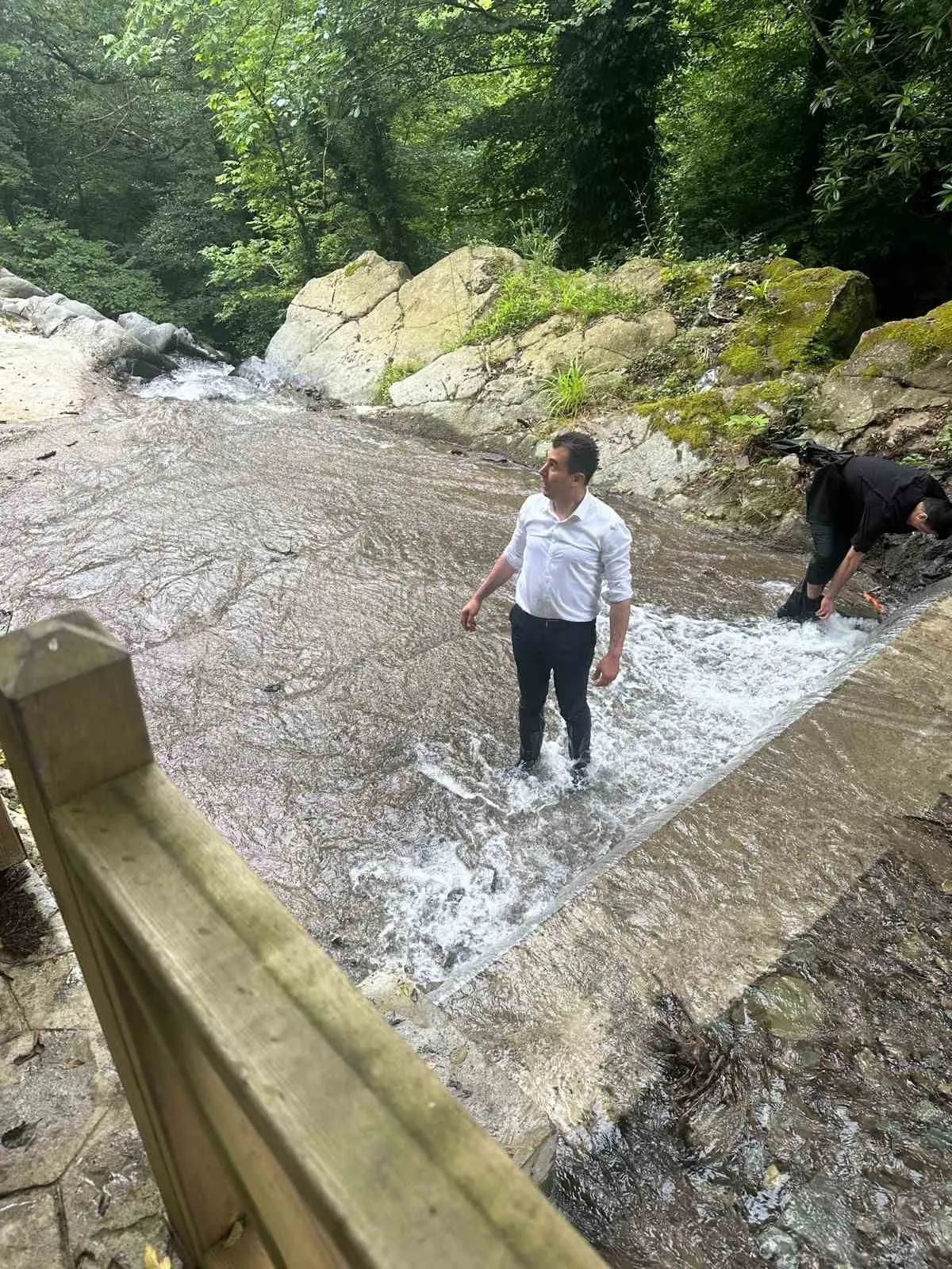Makam koltuğunu bıraktı, ağaç motoruyla şelaleye daldı: Kaymakamın örnek mesaisi
