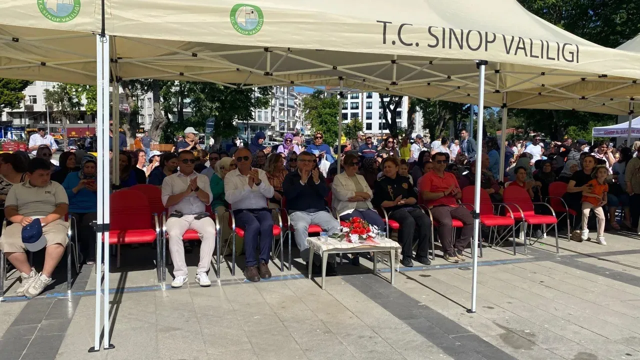 Sinop’ta miniklerden geleneksel rüzgar: Halk oyunları meydanlara taştı