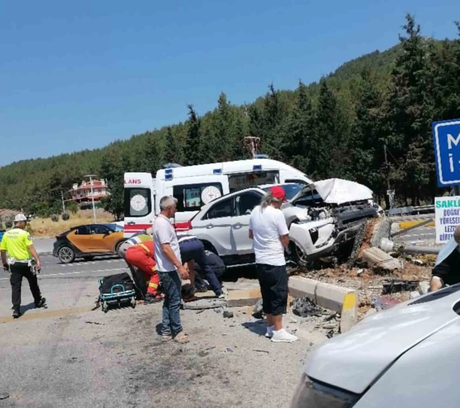 Ula’da trafik ışıklarında can pazarı: İki araç çarpıştı