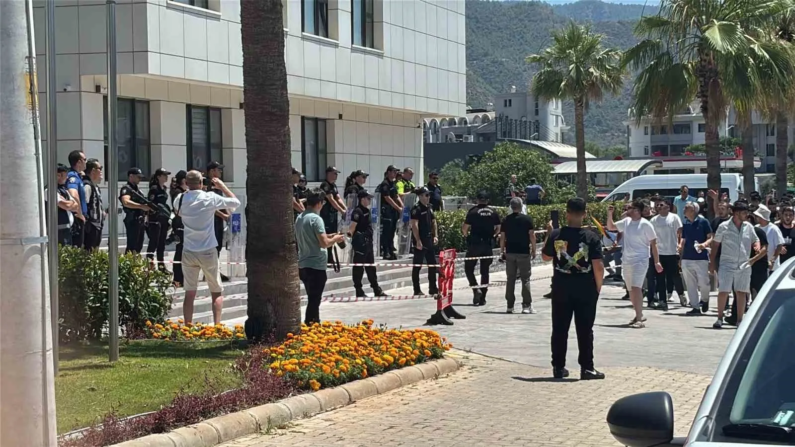 Marmaris’te esnafın gölgelik isyanı: Belediye binası önünde gergin anlar
