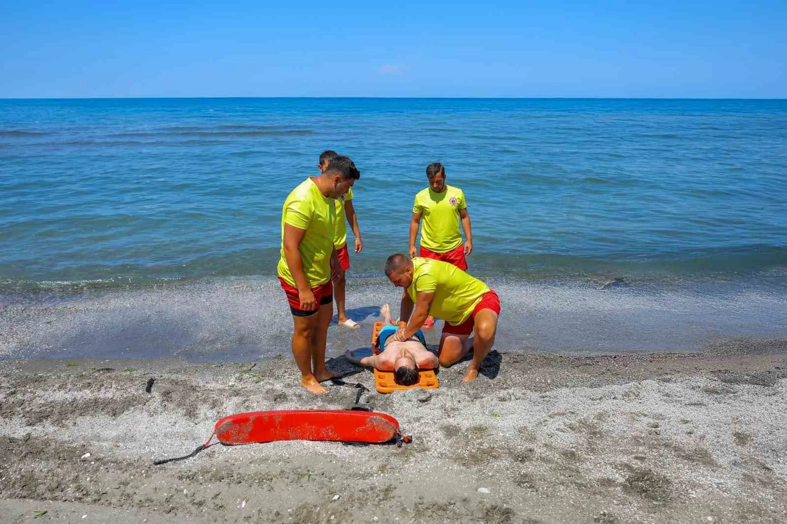 Samsun sahillerinde nefes kesen tatbikat: Cankurtaranlar rip akıntısına karşı alarmda