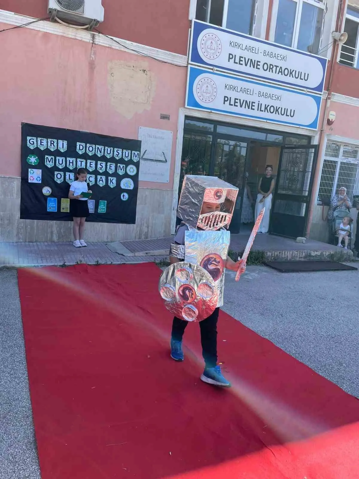 Çöp değil sanat eseri: Minik öğrencilerden podyumda çevreci mesaj