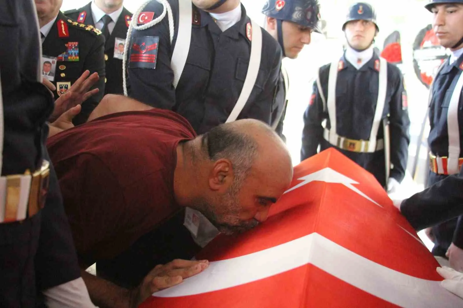 Evlat acısıyla sarsılan baba tabuta sarıldı: Şehit Samet Karabulut son yolculuğuna uğurlandı