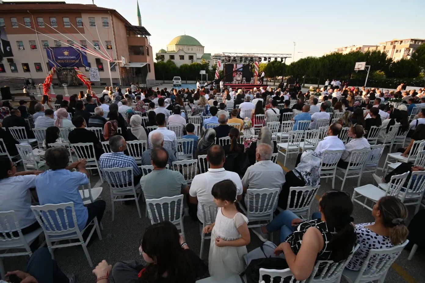 Mezuniyet kürsüsünde gözyaşları: 41 yıllık eğitim çınarı ve okul müdüründen duygusal veda