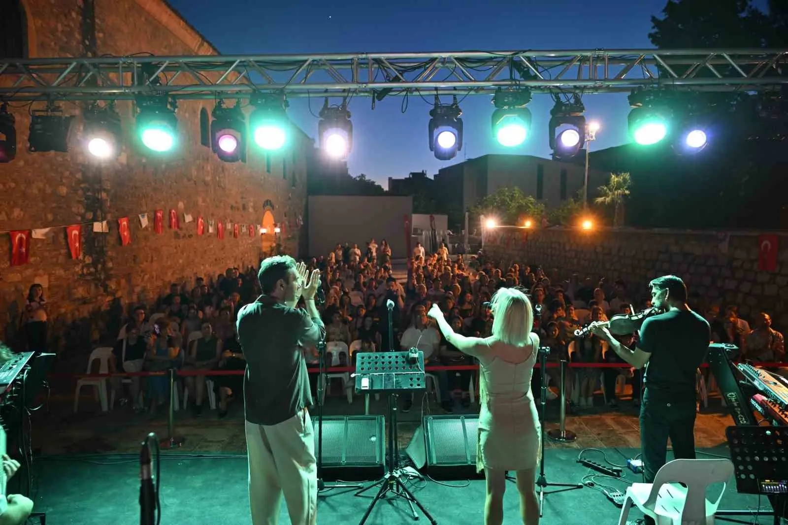 Manisa'nın kalbinde pop rüzgarı: Yeni Han'da unutulmaz gece