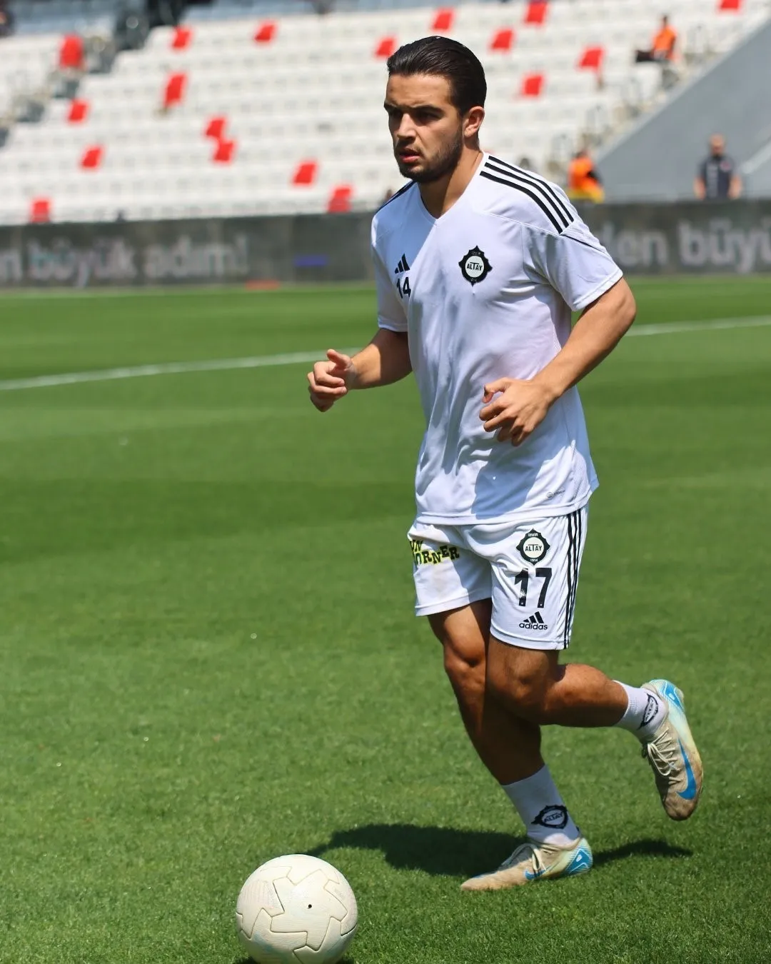 Altay'da yaprak dökümü: Genç yetenek yedi yıllık yuvasına veda etti