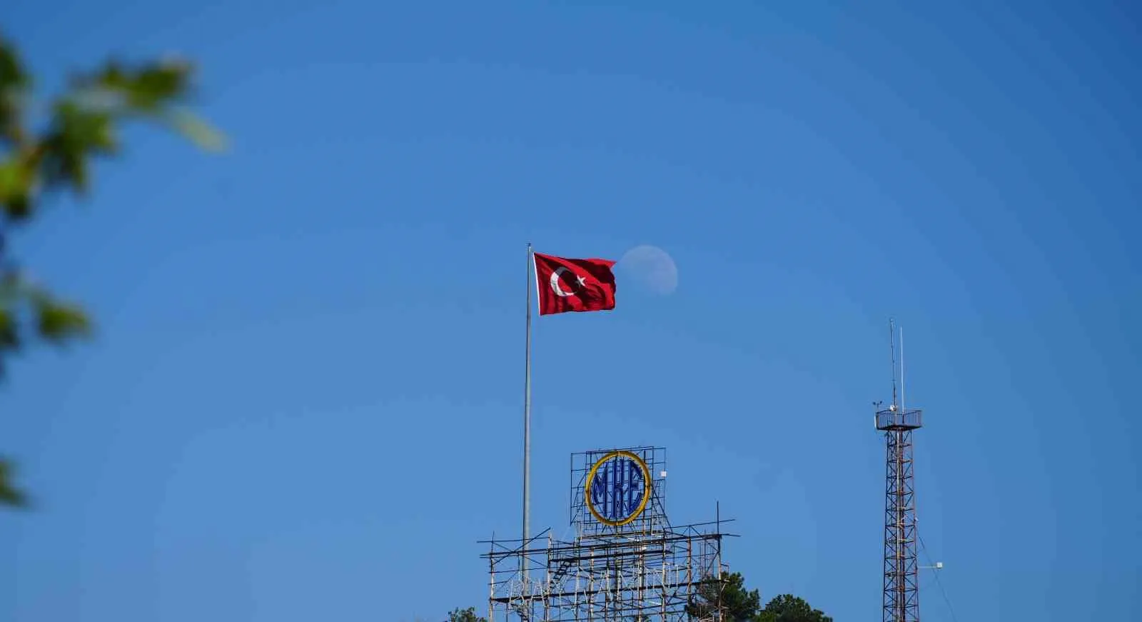 Kırıkkale semalarında estetik buluşma: Ay ve al bayrak aynı karede