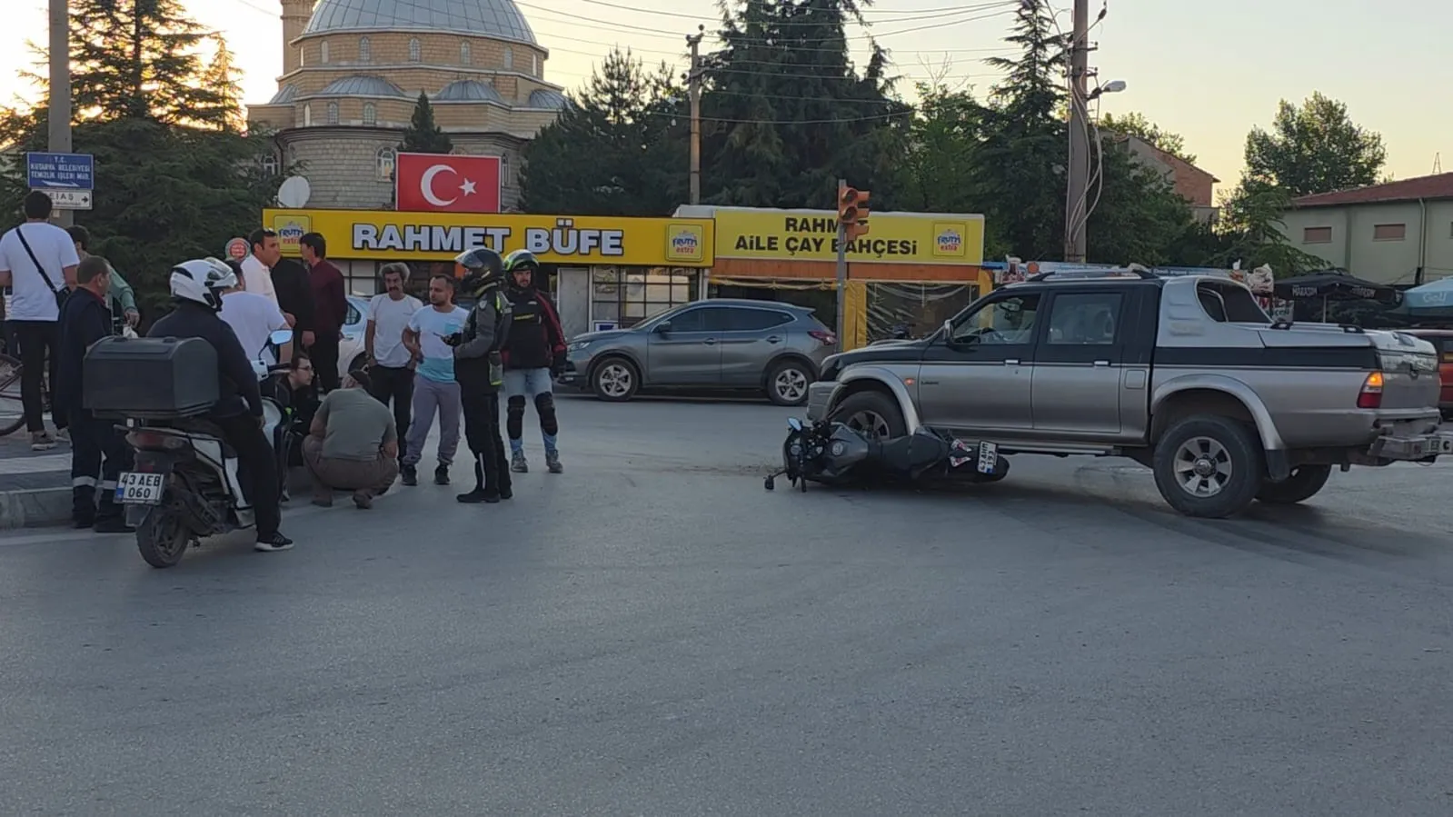 Kütahya’da kavşak kazası: Motosikletli sürücü hastanelik oldu