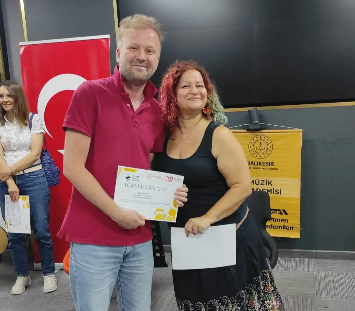Balıkesir'de eğitimcilerin sanatla buluştuğu gece: Müzik Akademisi sezonu final yaptı
