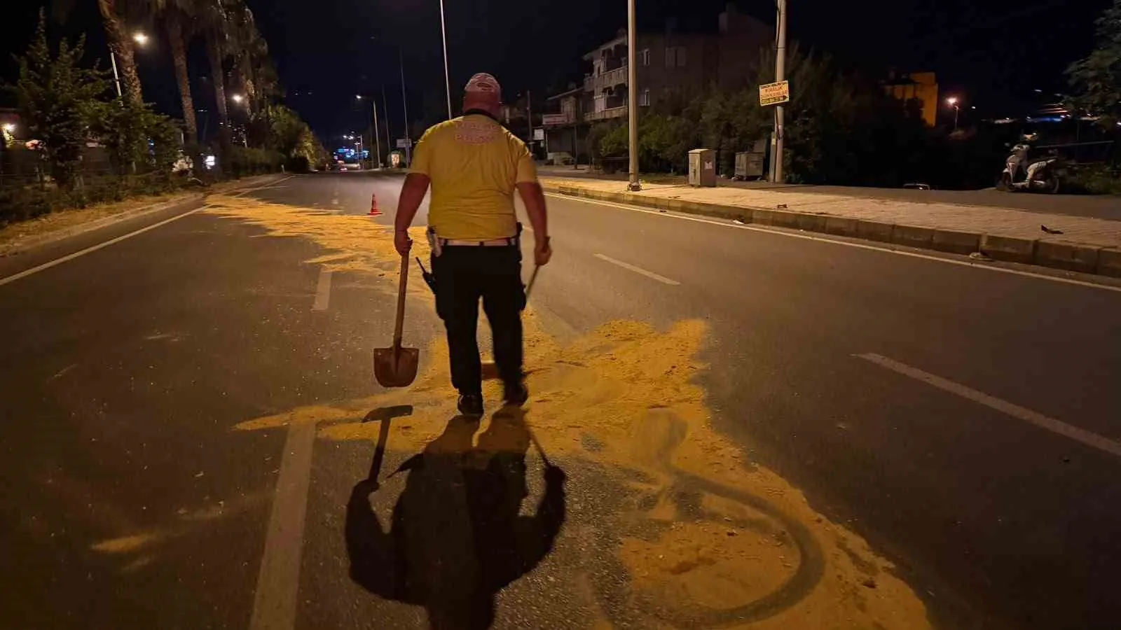 Görevinin ötesine geçti: Yoldaki gizli tehlikeyi elleriyle temizledi