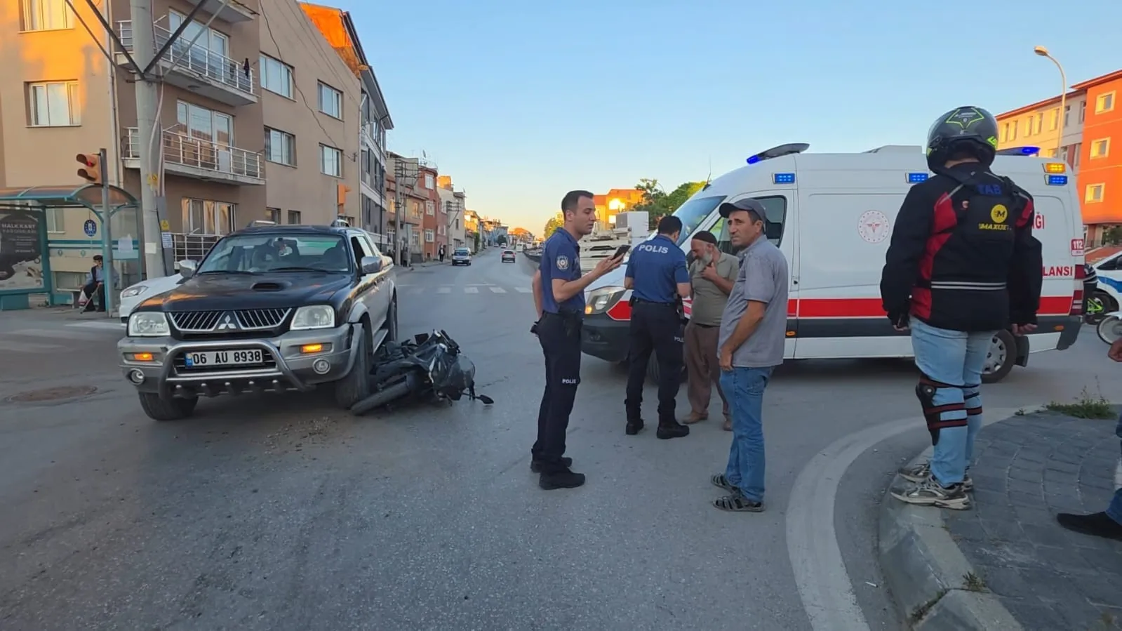 Kütahya’da kavşak kazası: Motosikletli sürücü hastanelik oldu