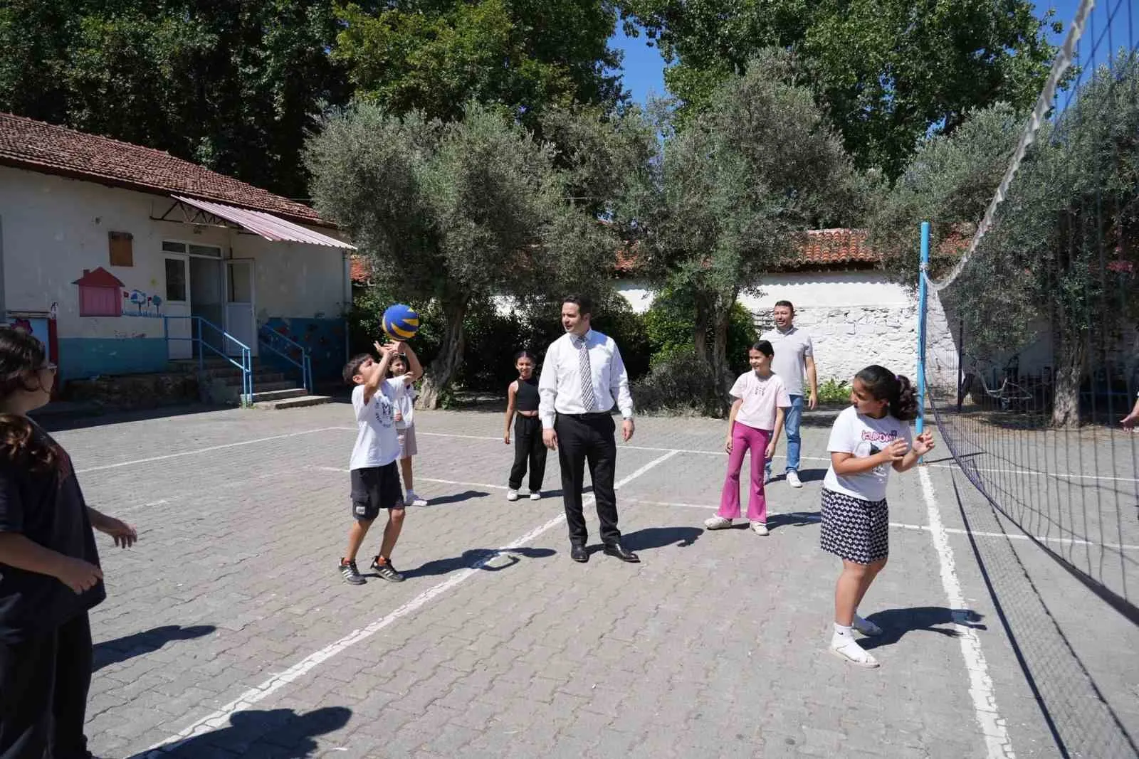 Muğla’da ders zili eğlence için çaldı: Öğrenciler yılın yorgunluğunu oyunlarla atıyor