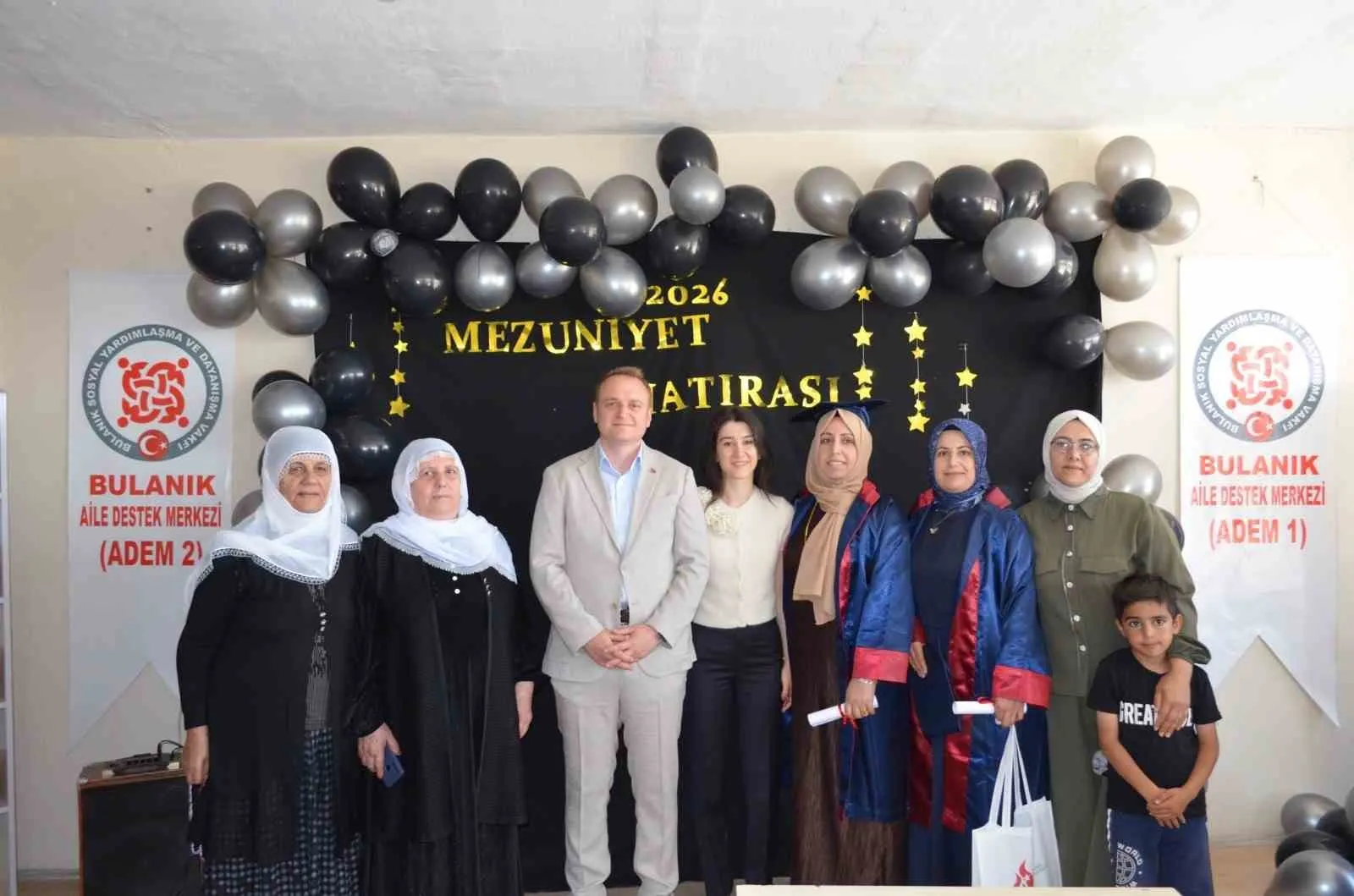 Bulanık’ta geç gelen bahar: 50 kadın kep fırlatarak okuryazarlığa adım attı