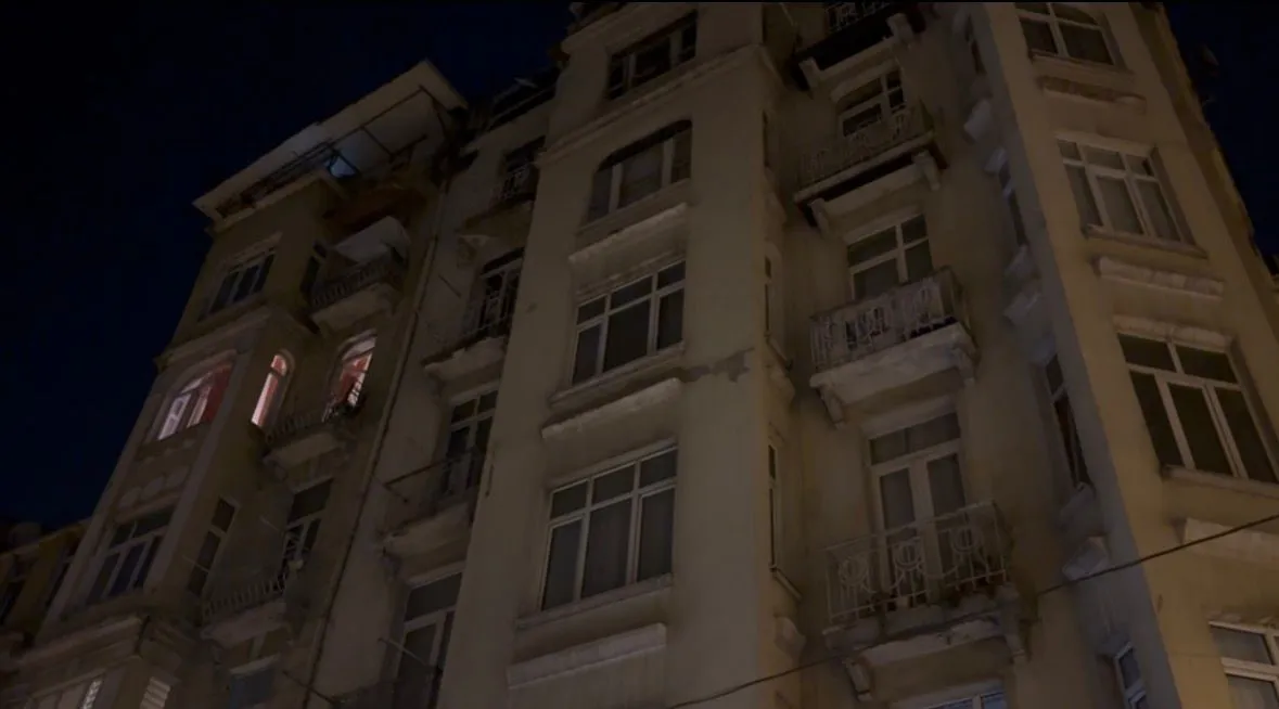 Beyoğlu'nda gece yarısı korkutan çöküş: Beş katlı binada tahliye kararı