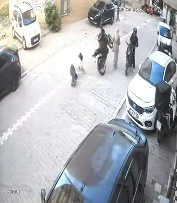 Esenyurt'ta tehlikeli şov faciayla bitti: Kontrolden çıkan motosiklet yayaya çarptı