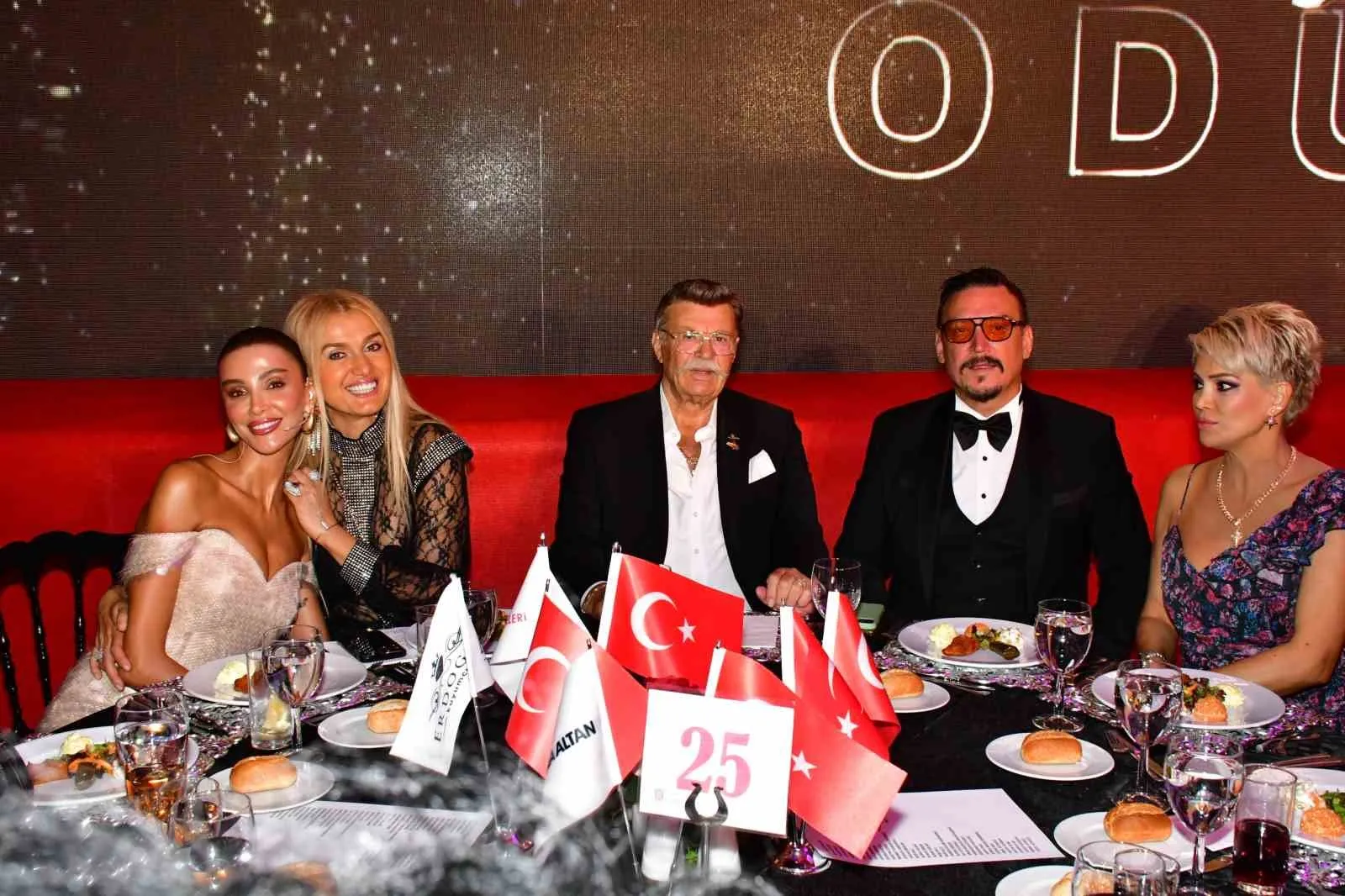Başkentte yıldızlar geçidi: Sanat dünyasının dev isimleri ödüllerine kavuştu