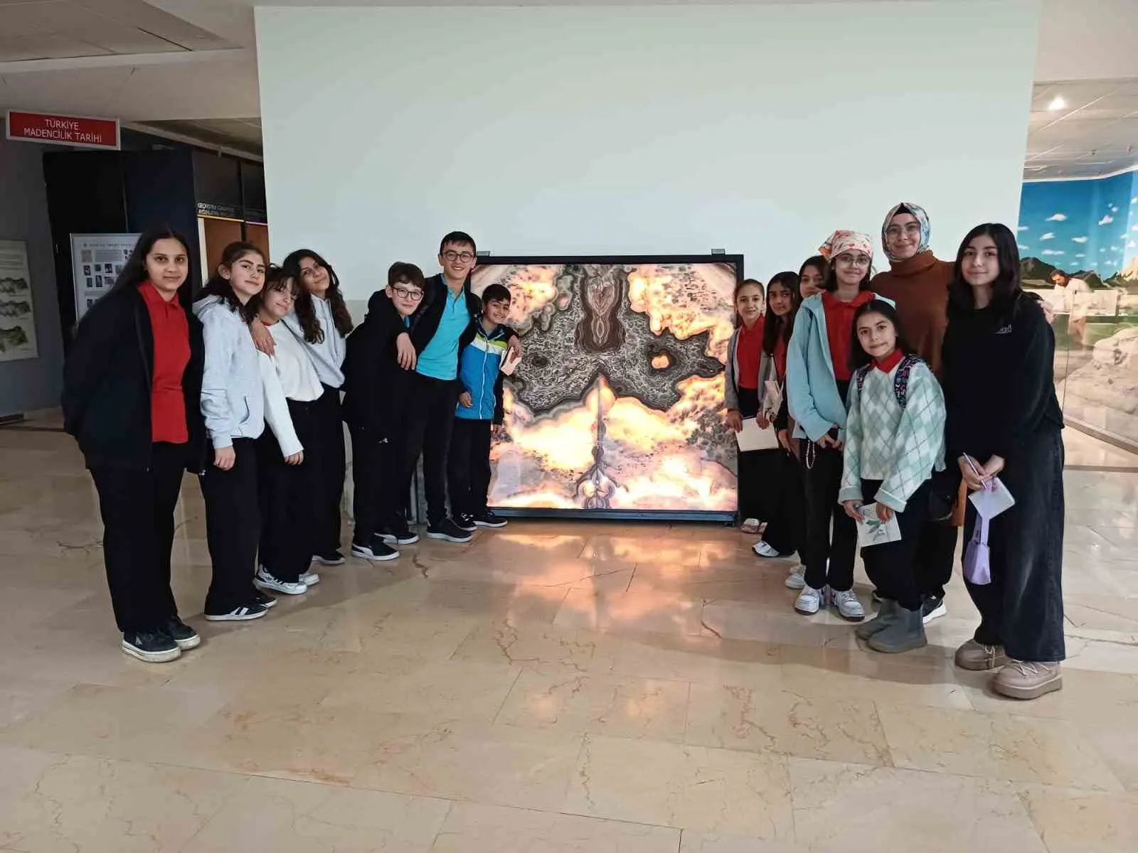 Küçük yazarların büyük başarısı: 2,5 yıllık emek raflardaki yerini aldı