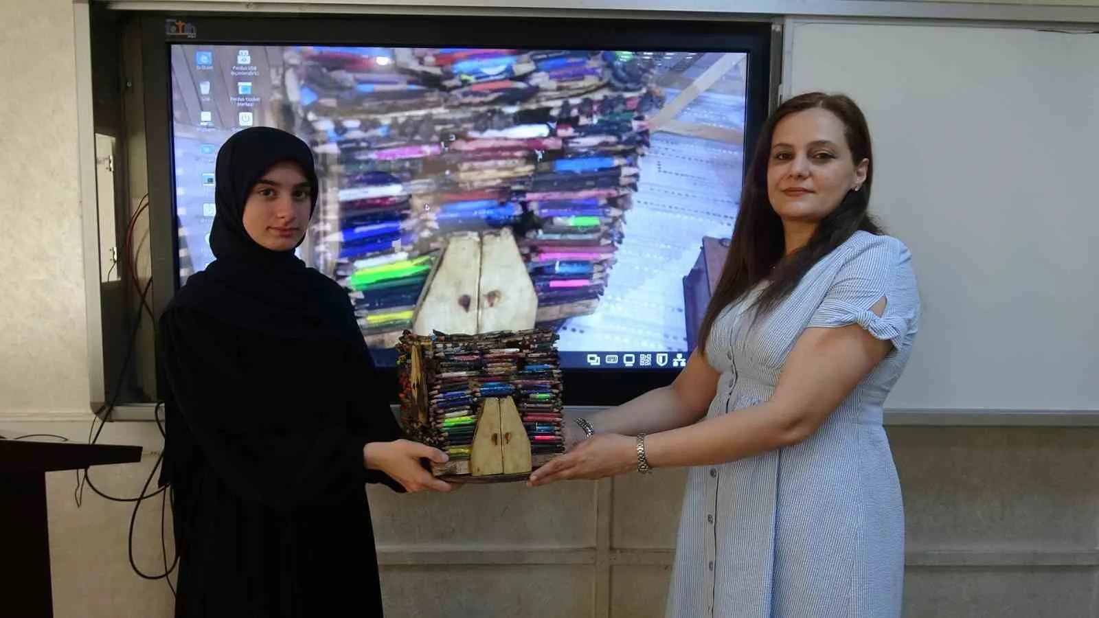 Çöpe gidecek kalemleri sanatla buluşturdu: 13 yıllık birikim minyatür bir eve dönüştü