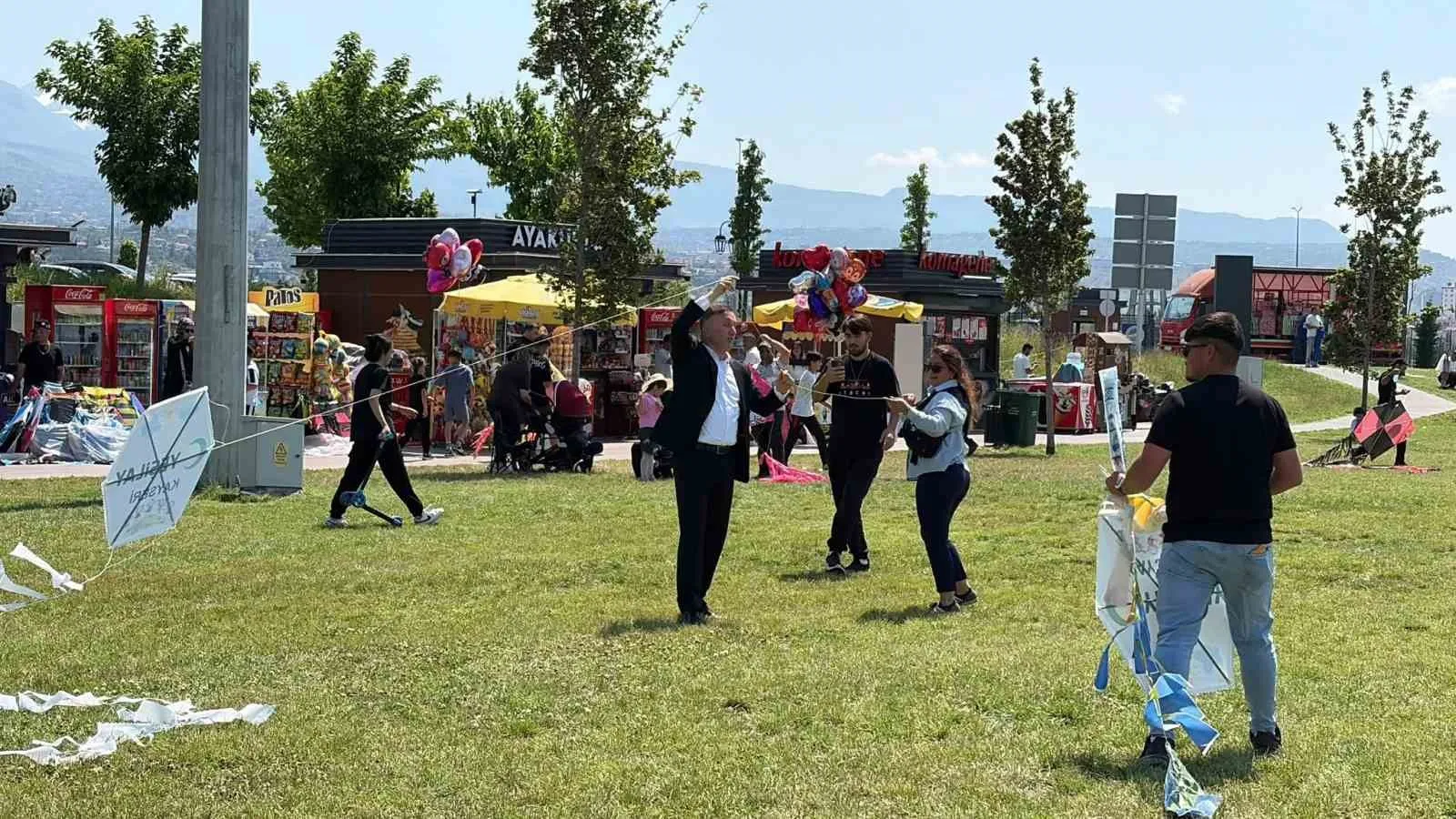 Kayseri'de gökyüzü şenlendi: 800 öğrenci bağımlılığa karşı uçurtma uçurdu