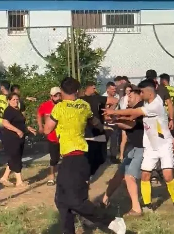 Tarsus'ta futbol heyecanı kavgayla gölgelendi: Stat karıştı