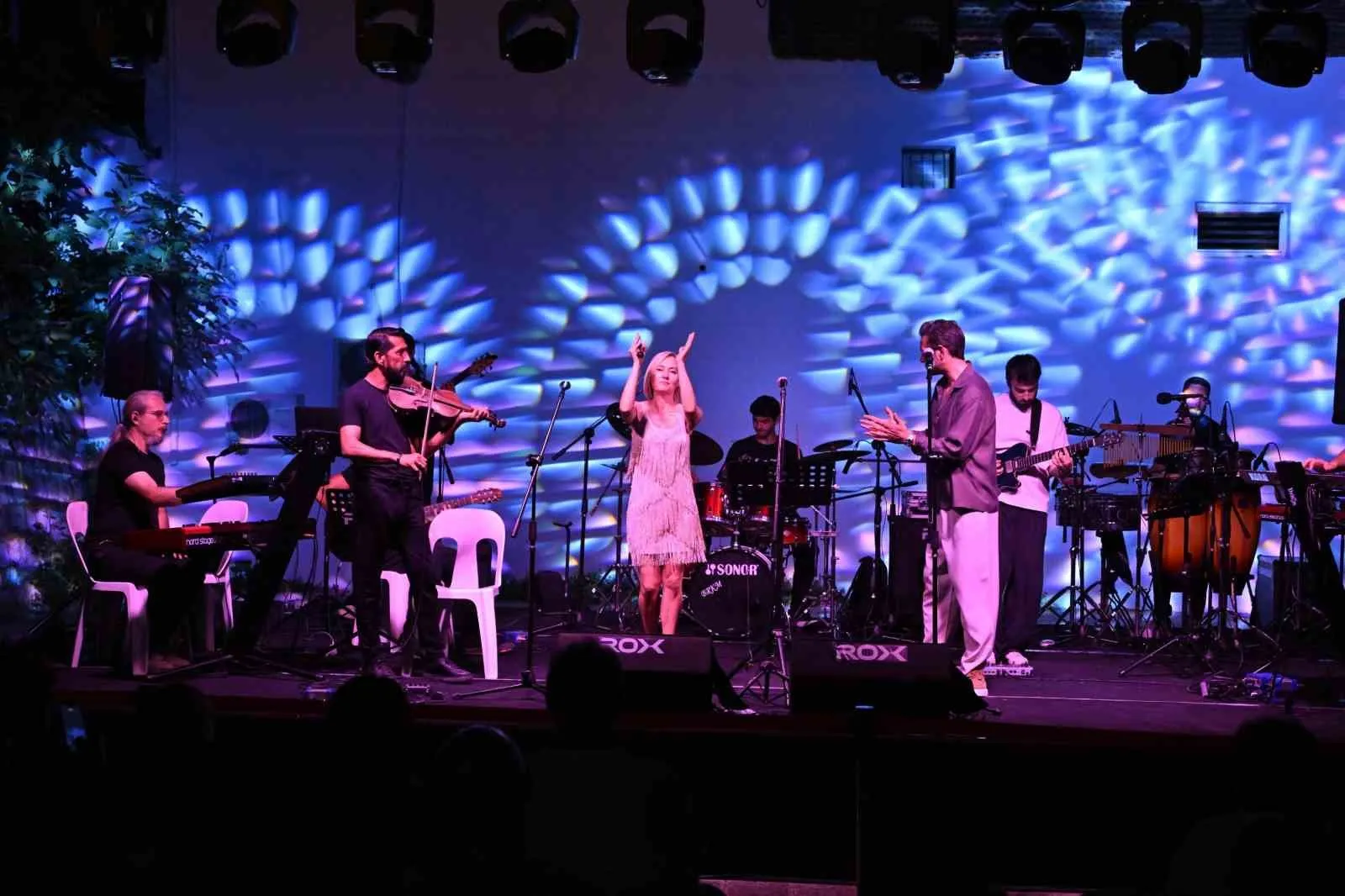 Manisa'nın kalbinde pop rüzgarı: Yeni Han'da unutulmaz gece