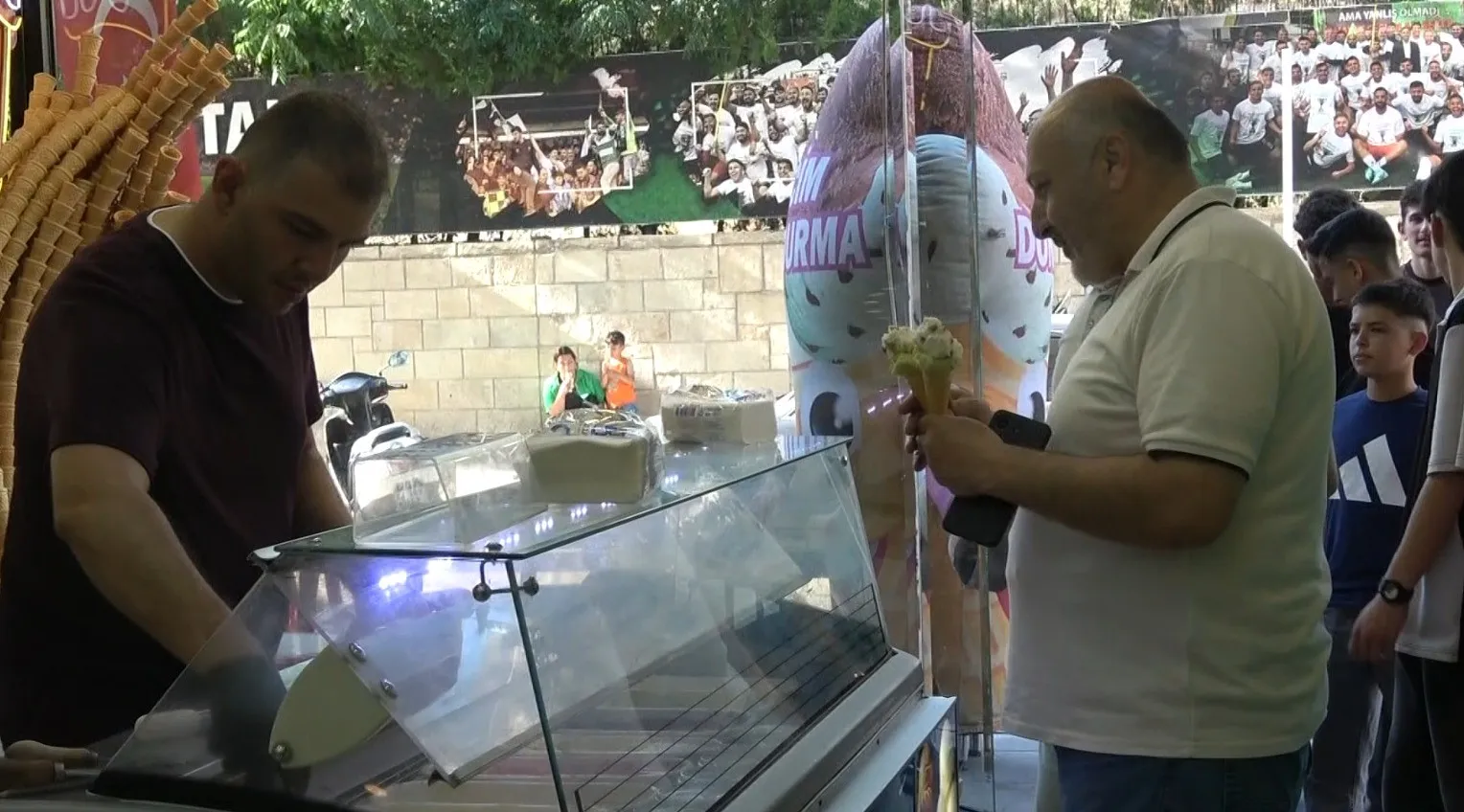 Kilis’te dondurma mesaisi: Üç kuşaktır süren lezzet geleneği kapıda kuyruk ettiriyor