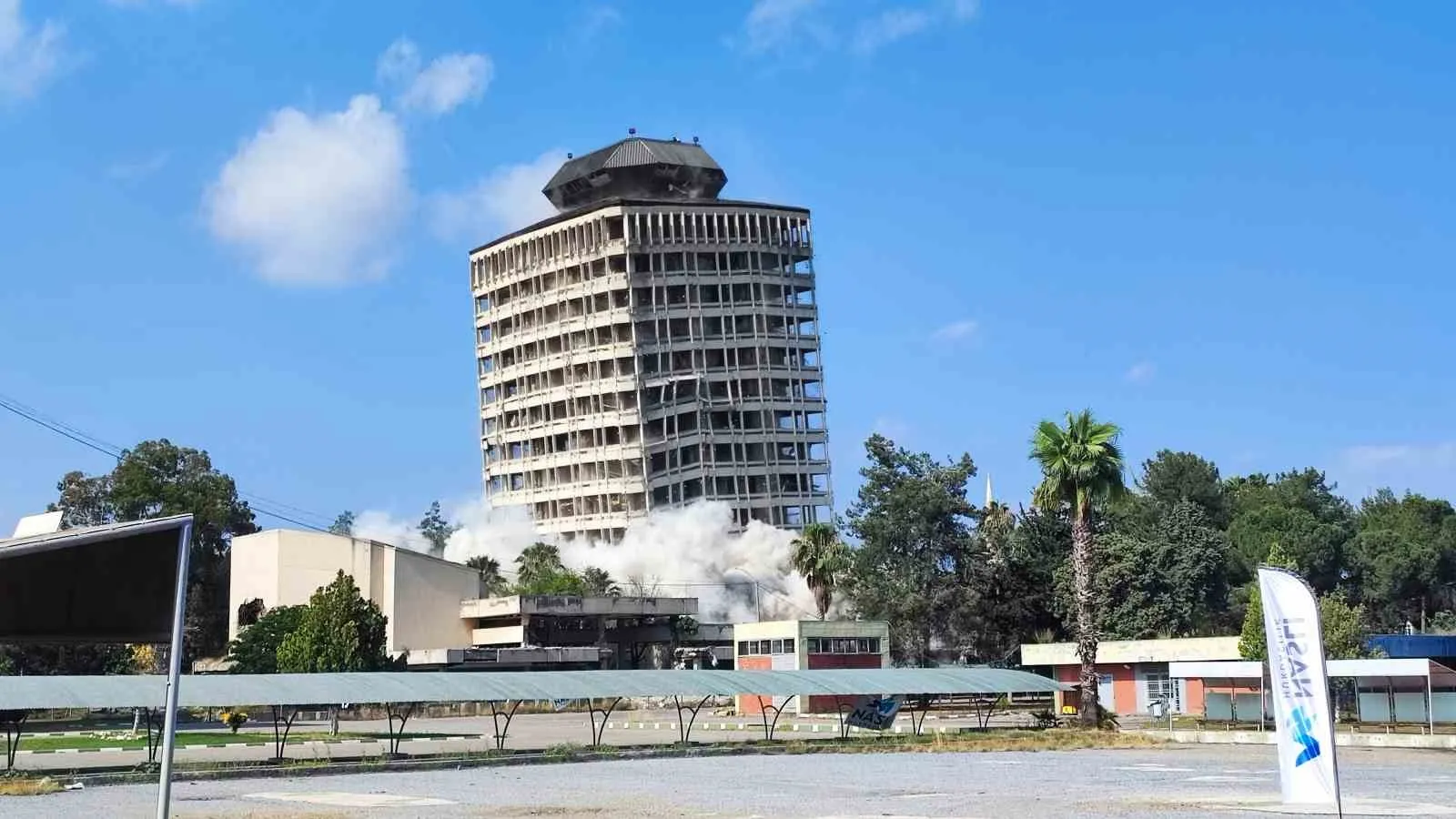 Adana’da dev yapı saniyeler içinde yerle bir oldu: Çukobirlik binası için son perde