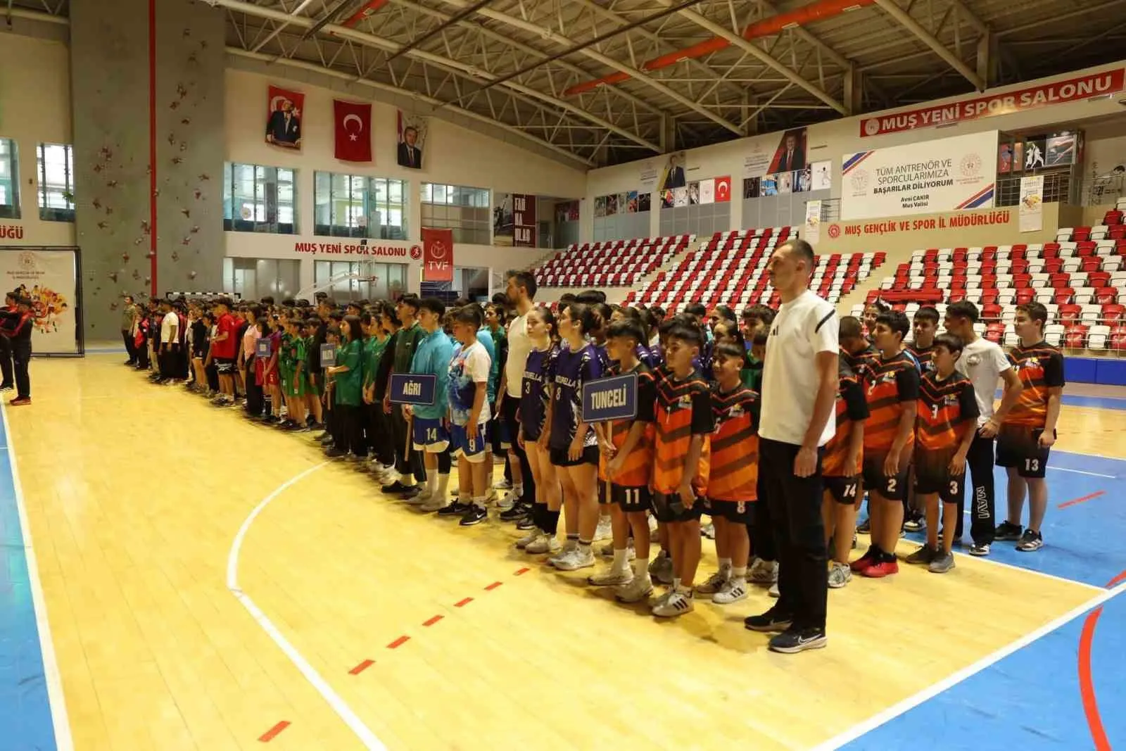 Geleceğin hentbol yıldızları sahaya indi: 310 sporcu ter döküyor