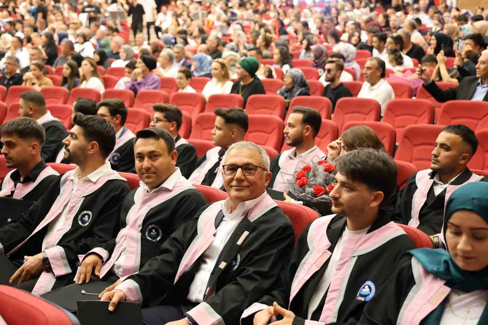 Diplomayı torunla paylaşma gururu: 59 yaşında mezuniyet sevinci