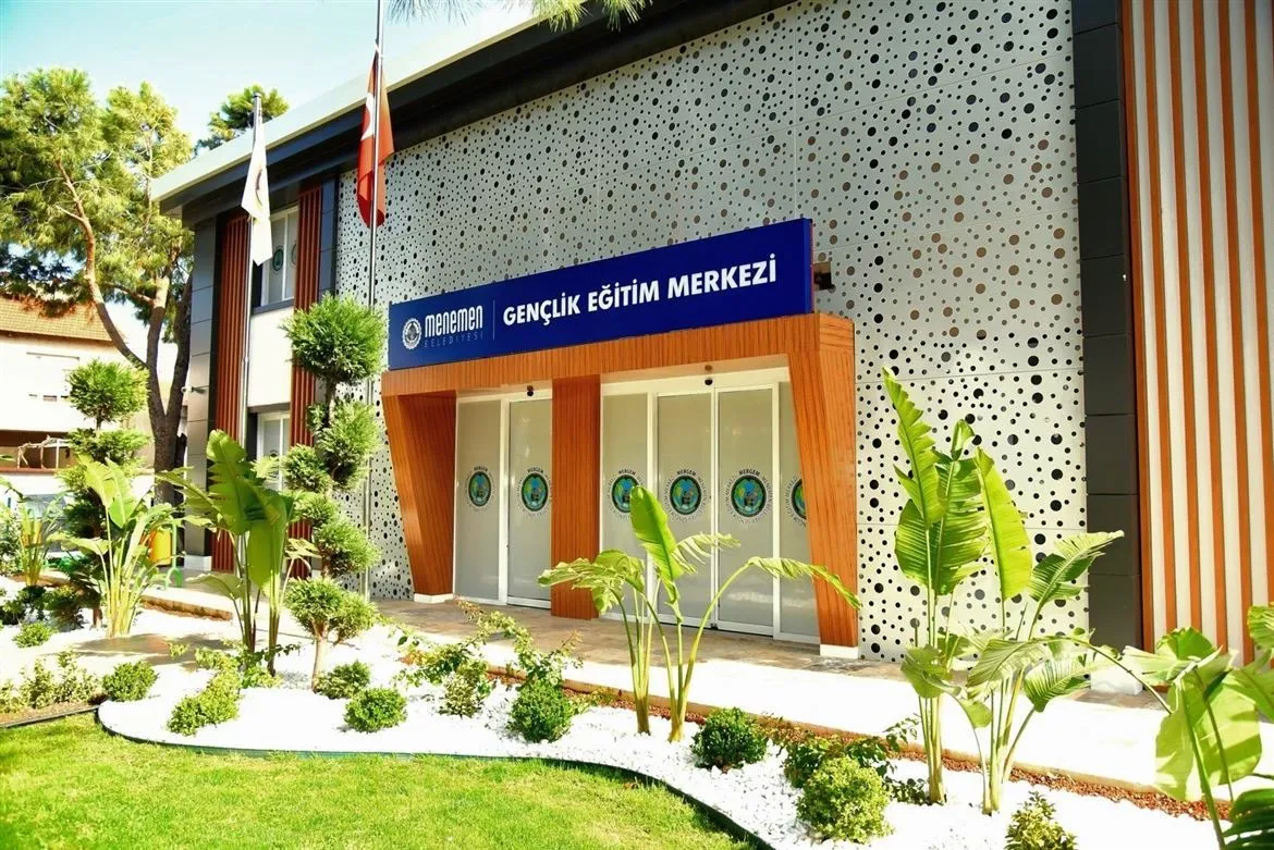 Menemen'de egitim vizyonu: Gençlerin basari yolculuguna belediye imzasi