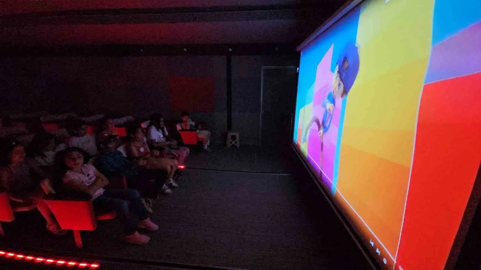 Beyaz perdenin büyüsü Zonguldak sahiline taşındı: TRT Sinema Tırı çocukları ağırladı
