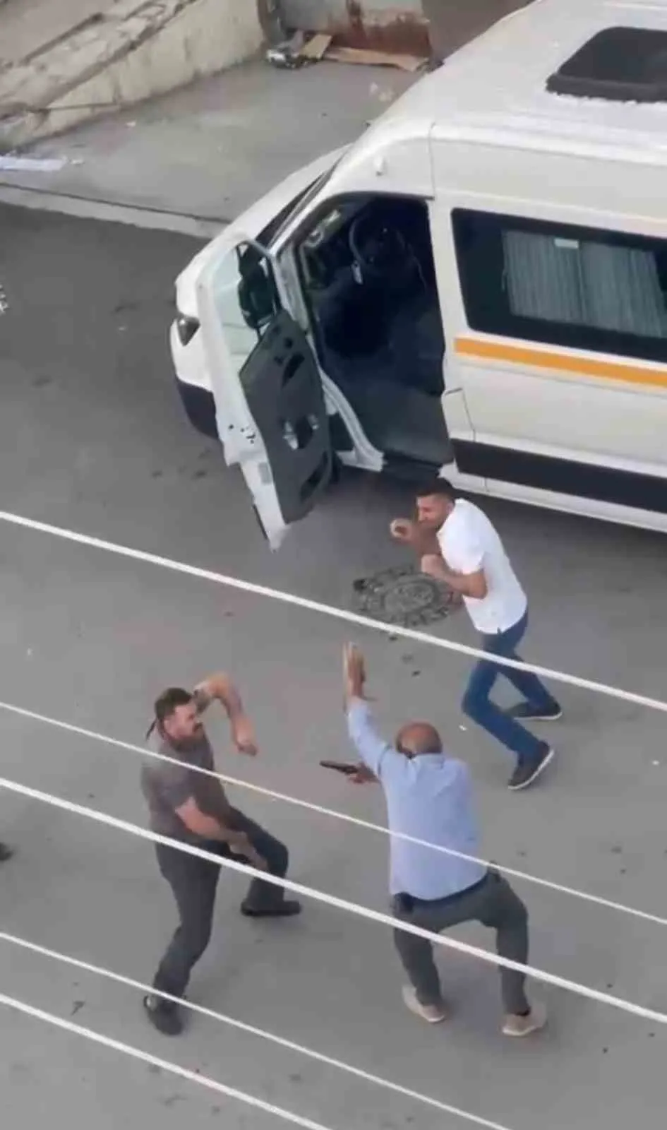 Pursaklar’da tansiyon yükseldi: Sözlü tartışma silahlı ve sopalı kavgaya dönüştü