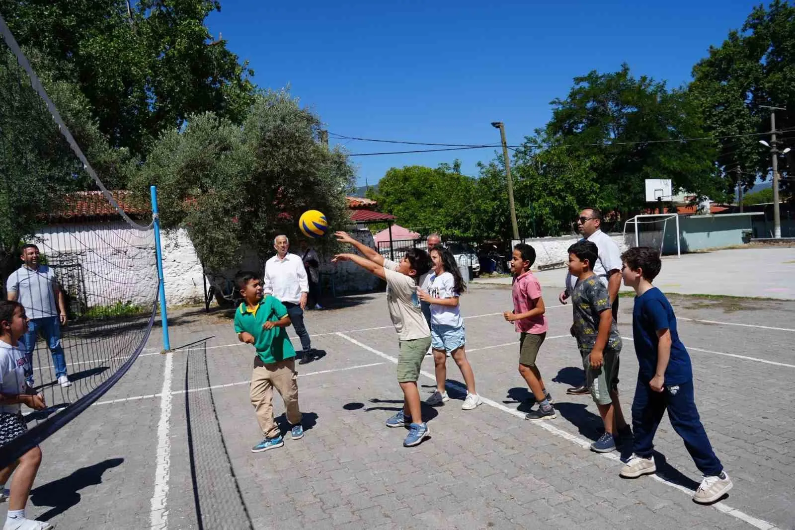 Muğla’da ders zili eğlence için çaldı: Öğrenciler yılın yorgunluğunu oyunlarla atıyor