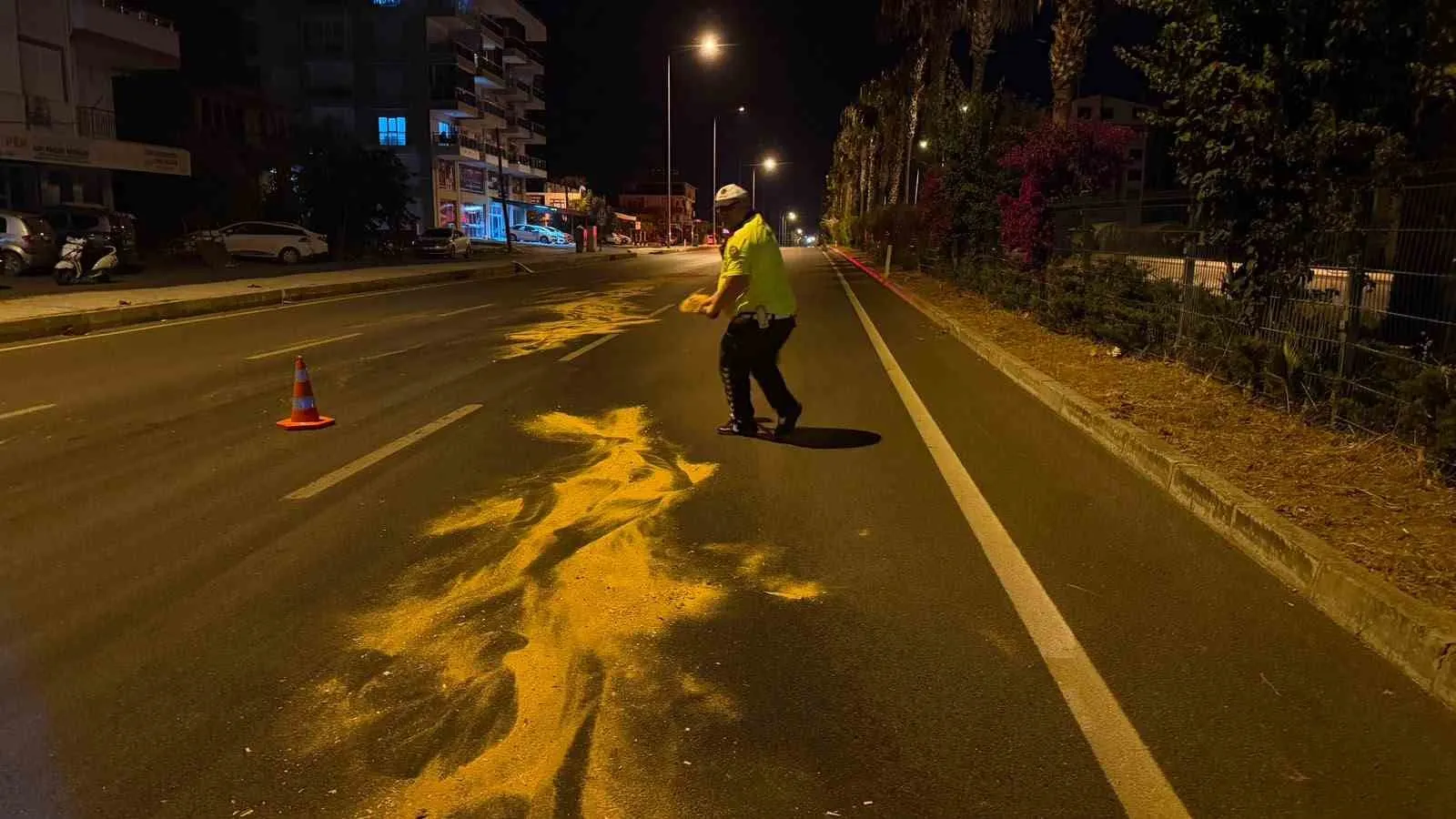 Görevinin ötesine geçti: Yoldaki gizli tehlikeyi elleriyle temizledi