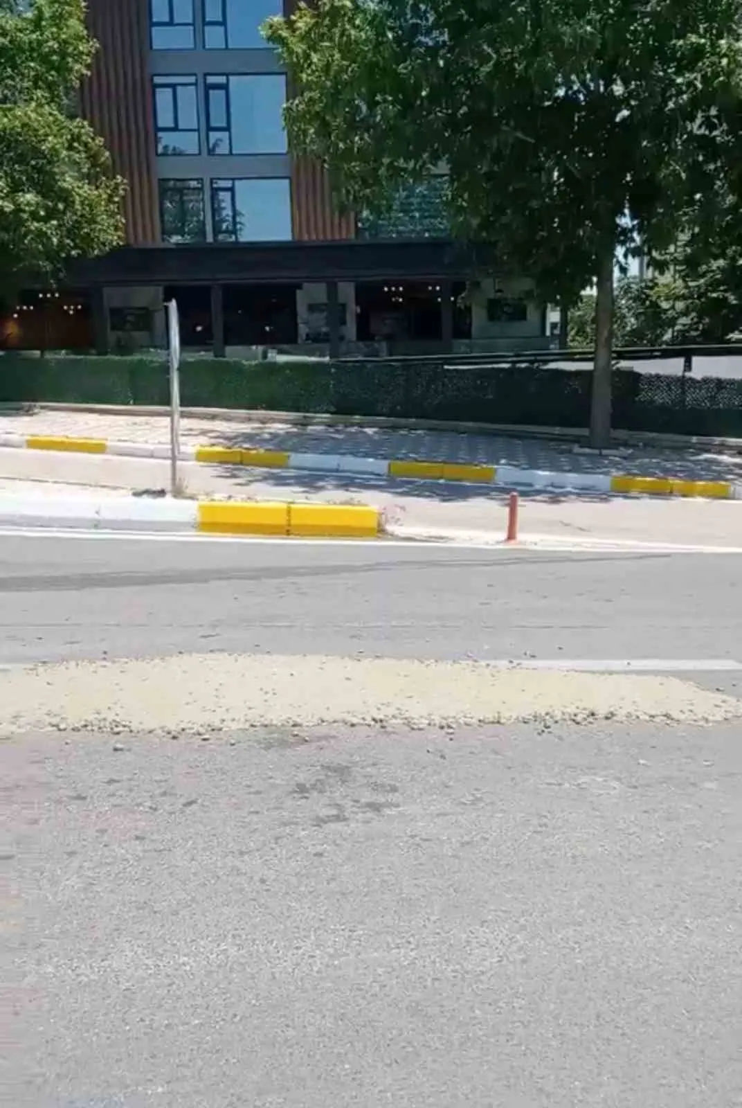 Elazığ trafiğinde sorumsuzluk: Beton mikserinden yola dökülen harç sürücüleri isyan ettirdi