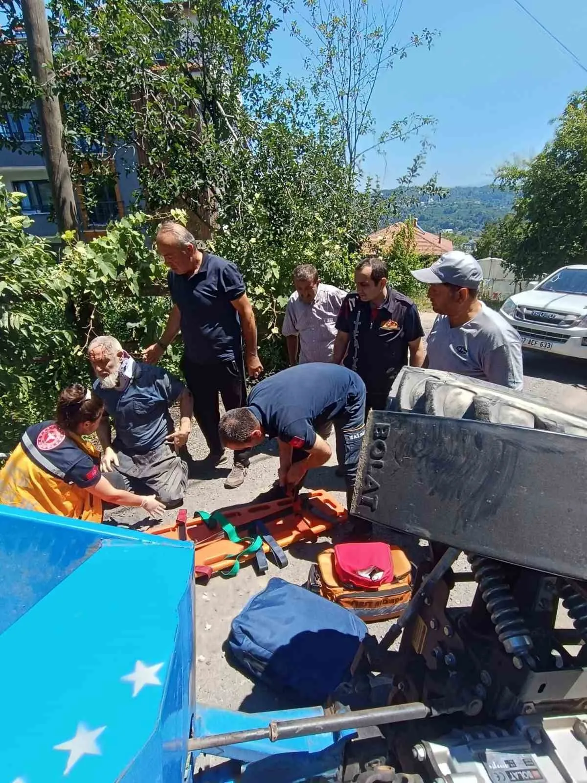 Fındık bahçesi yolunda korkutan kaza: Tarım aracı devrildi